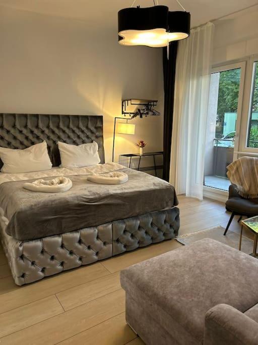 Duplex Apartment Ullstein- 4 Bedrooms, 2 Bathrooms, Living Room, 2 Parking Spaces, Boxspringbeds, Family & Business Apartment! Berlin Eksteriør bilde